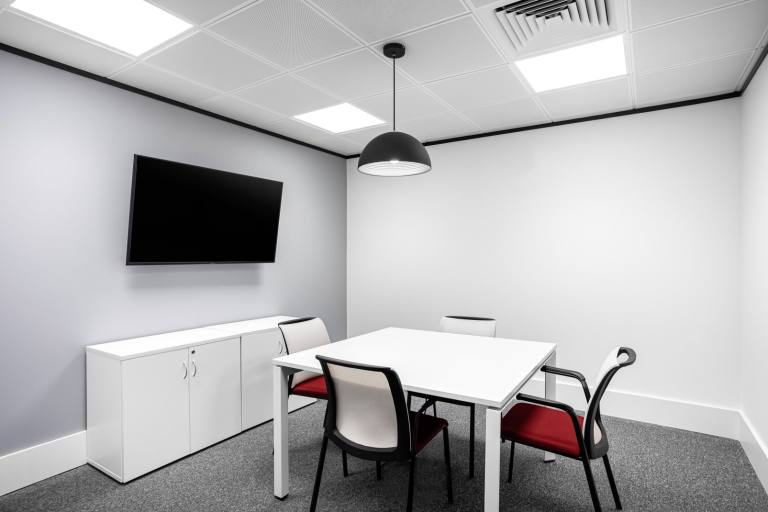 London - TW1 3QS \ Productive Team Workspace with 4 Workstations