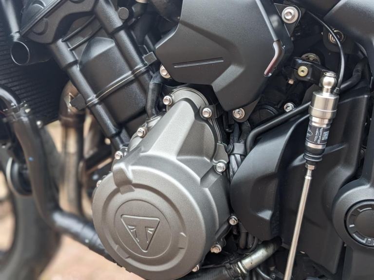 TRIUMPH TRIDENT 660 2024 - BLACK - HEATED GRIPS- 2 SERVICE STAMPS - QUICKSHIFTER