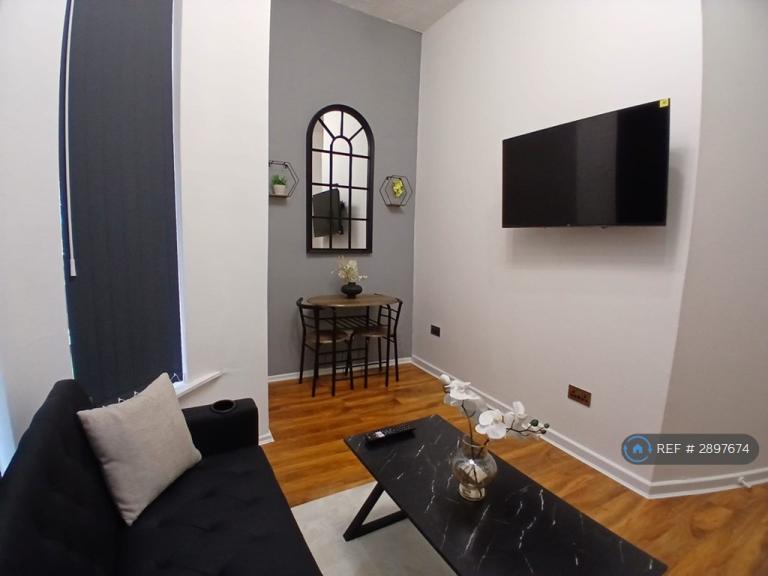 2 bedroom flat in Polygon Road, Manchester, M8 (2 bed) (#2897674)