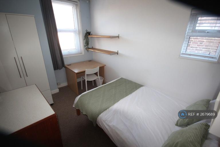 5 bedroom house in Harold Road, Southsea, PO4 (5 bed) (#2679689)