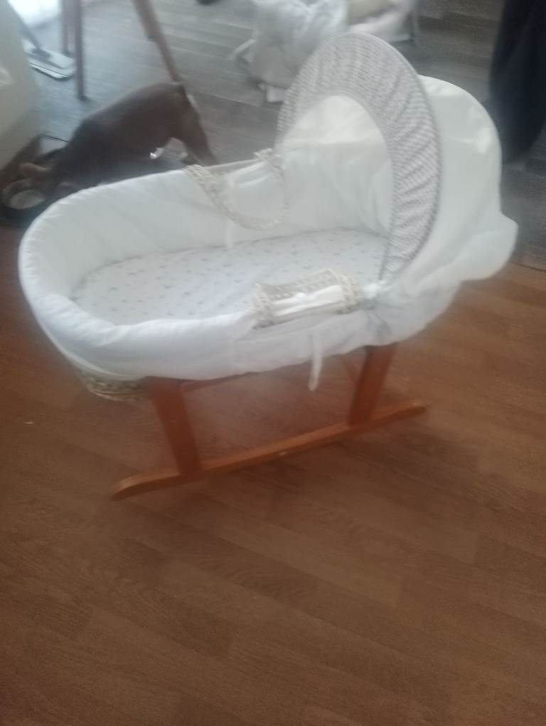Moses basket and stand