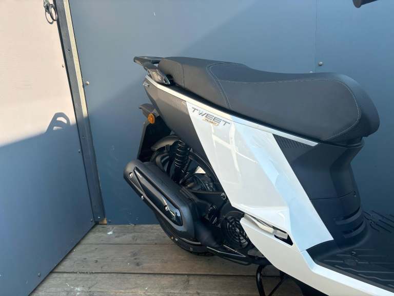 Peugeot Tweet 125 Automatic Twist and Go Scooter PCX125 NMAX