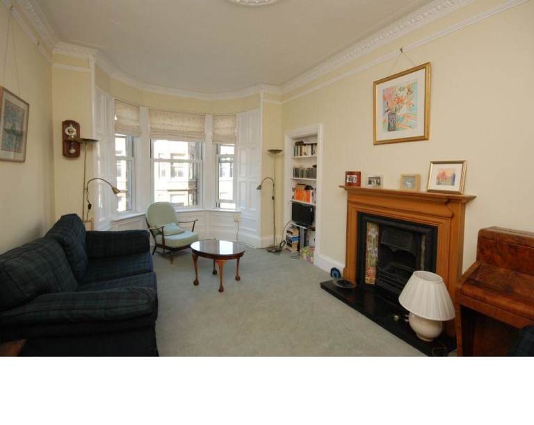 Very spacious, 1 bedroom, 1st floor flat with large lounge and office room – available June