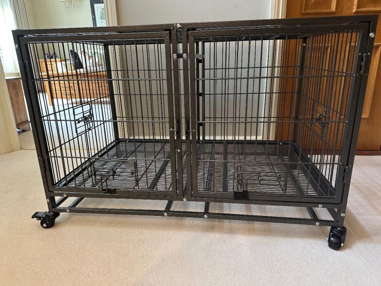Large crate for dogs - with divider and on wheels