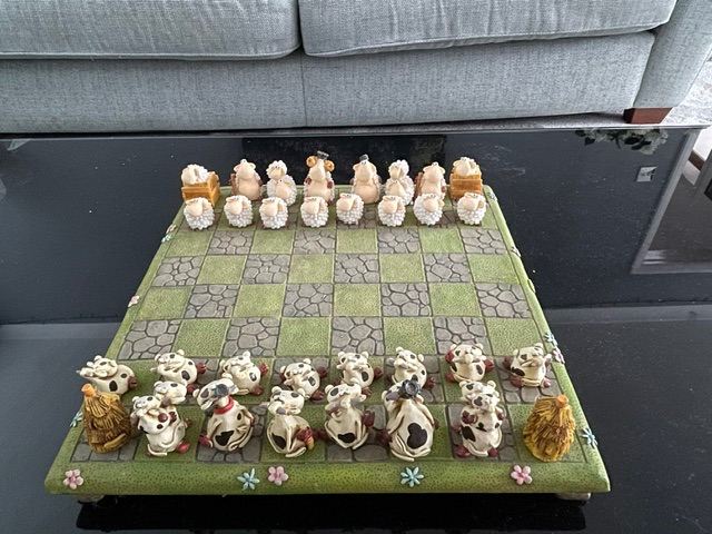 Novelty animal chess/draft set - Perfect for the coffee table. Fun for all ages AVAILABLE TO COLLECT