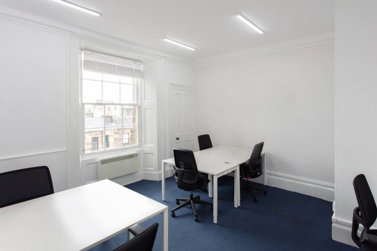 Glasgow - G3 7QL \ Office Space for Rent with a 5-Desk Layout