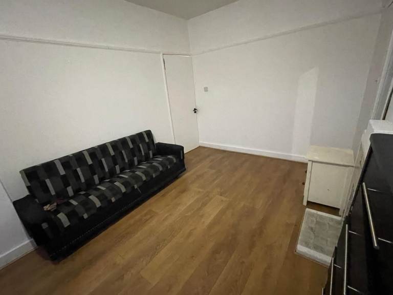 Discover this charming 4-bedroom house for rent on Mortlake Road, Ilford. IG1