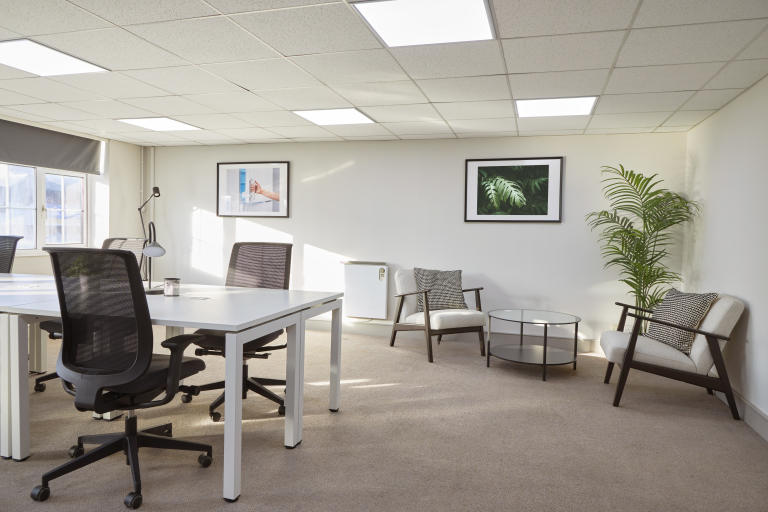 London - UB67JD \ Flexible Office Space with 5 Workstations