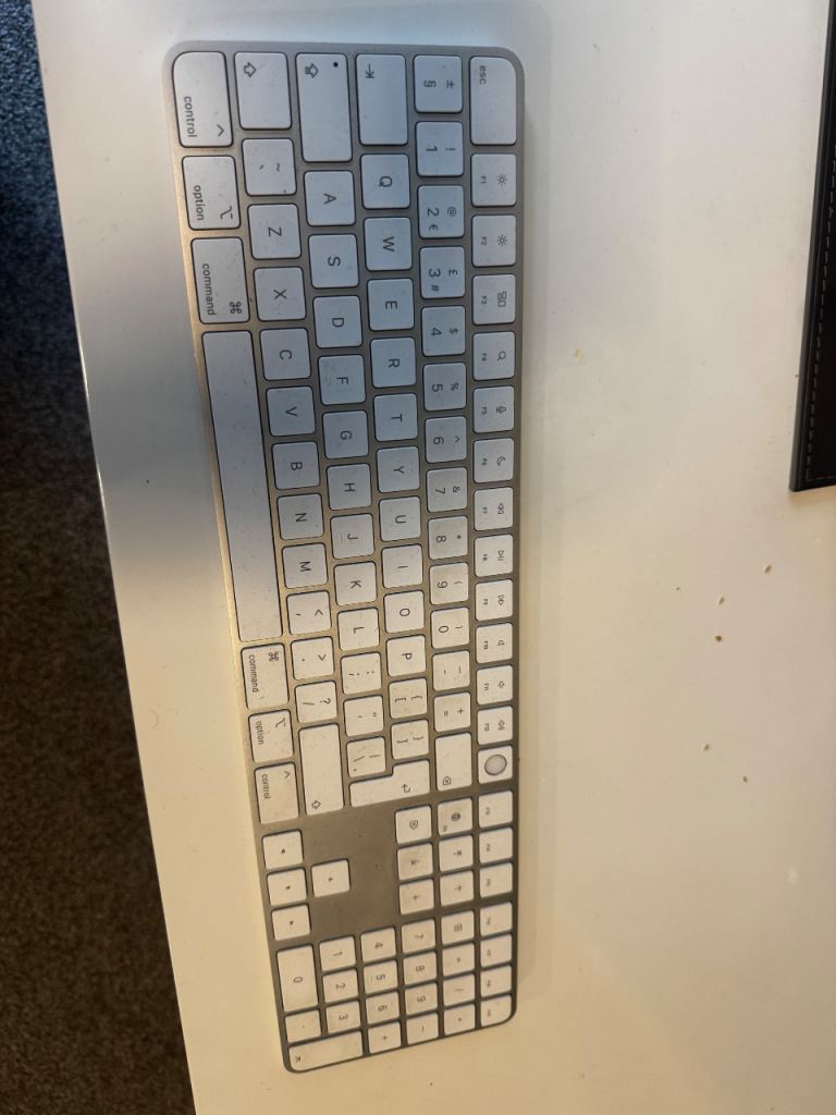 image for Apple Magic Keyboard (not turning on)