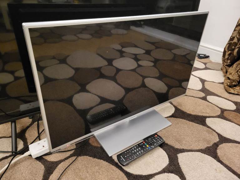 PANASONIC FHD LED SMART TV 32 INCH LIKE NEW