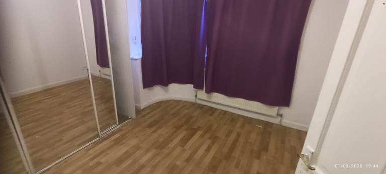  SPACIOUS 2-BEDROOM GROUND FLOOR FLAT WITH LARGE PRIVATE GARDEN & DRIVEWAY – IG5 0RD