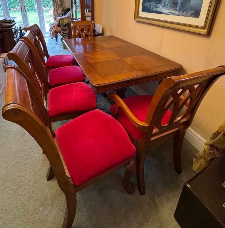 Extendable maple dining table with 6 chairs 