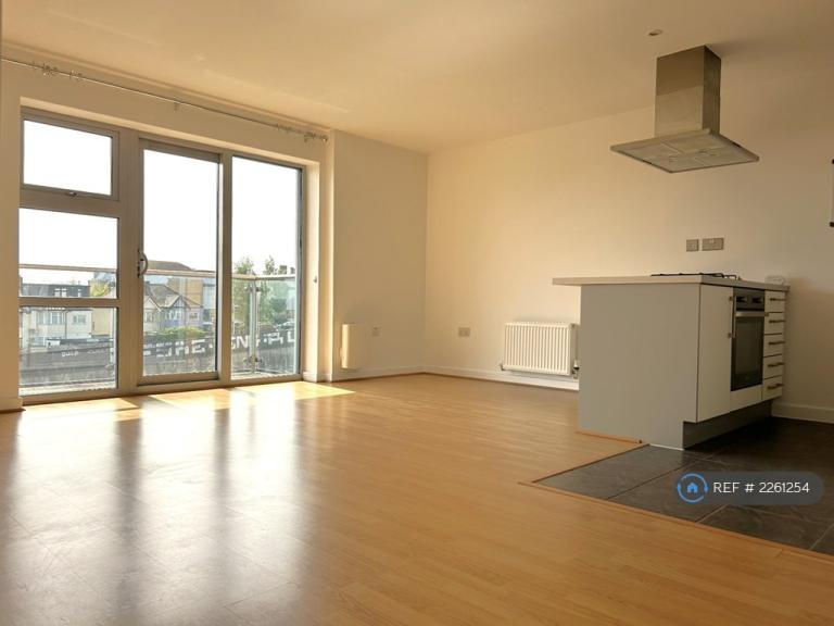 2 bedroom flat in Queen Mary Avenue, London, E18 (2 bed) (#2261254)