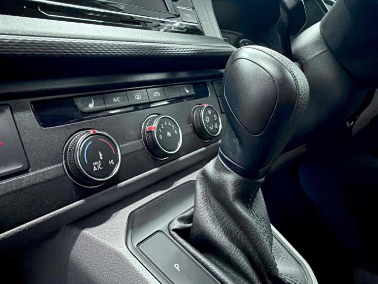 2022 Volkswagen Transporter 2.0 BiTDI T32 Highline Kombi DSG FWD SWB Euro 6 (s/s) 5dr WINDOW VAN ...