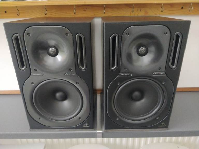 OFFERS - Behringer B2032A studio monitor speakers