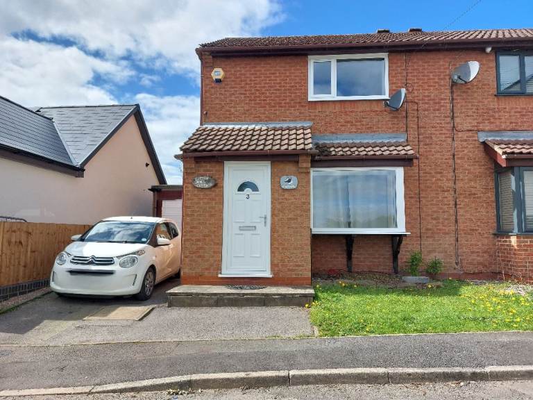 2 bedroom semi detached house in Pinxton with driveway, workshop/garage and conservatory 