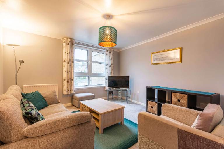 Bright and desirable, 2 bedroom, 2nd floor flat in Craigentinny – available August
