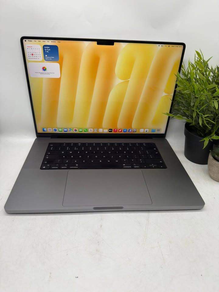 16 inch Apple MacBook Pro M1 MAX 10 Core Liquid Glass TAHOE OSX 24 Core GPU SSD 32GB Ram 512 SSD 