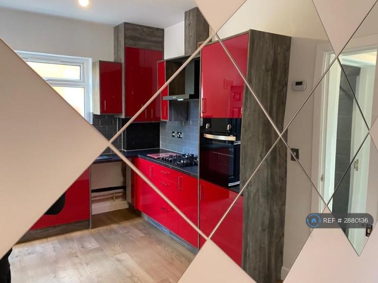 1 bedroom flat in Birmingham Road, Walsall, WS5 (1 bed) (#2880136)