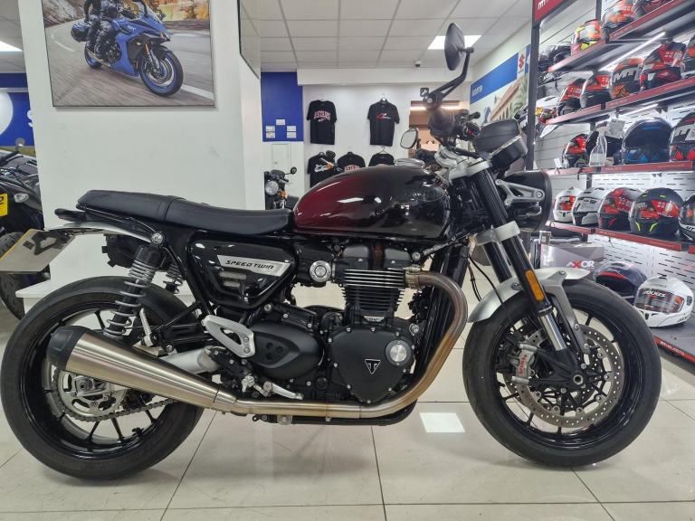 2024 TRIUMPH SPEED TWIN 1200 STEALTH EDITION IN RED/PURPLE