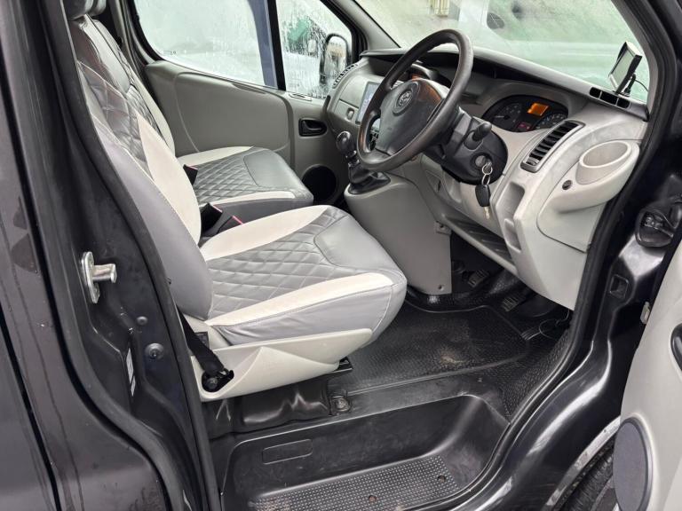 Vauxhall vivaro 2 berth camper 5 seats and 5 belts in good condition 