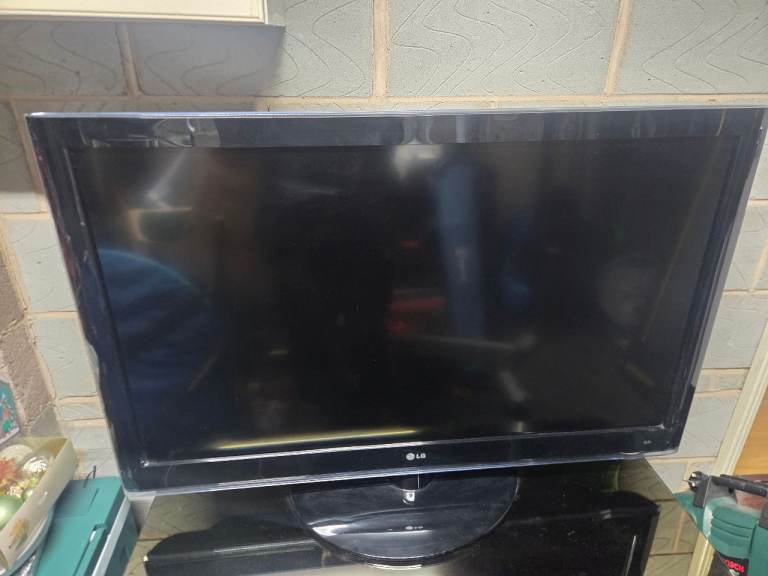 LG 47LH4000 TV with Stand – Good Condition