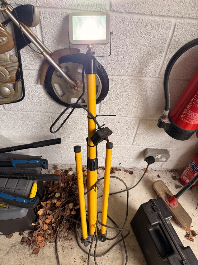 Yellow Tripod Work Light with Floodlight – Good Condition