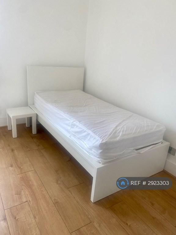 1 bedroom in Oswald Road, Southall, UB1 (#2923303)