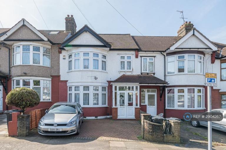 3 bedroom house in Studley Drive, Ilford, IG4 (3 bed) (#2904267)