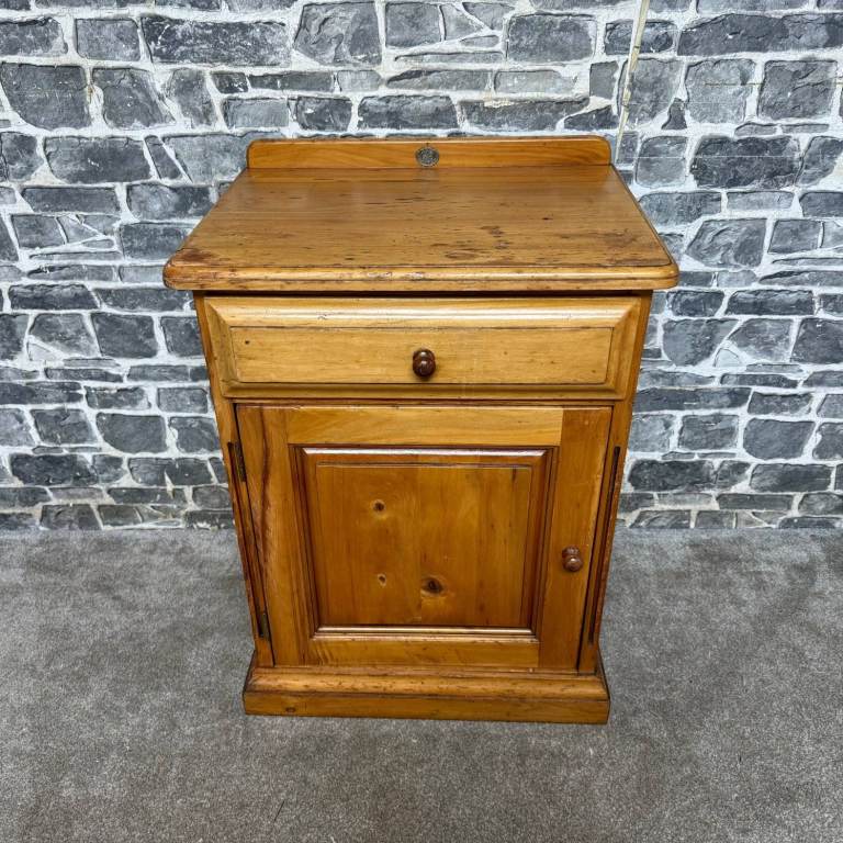 Country Collectibles Pine Bedside Cabinet – Drawer & Cupboard Storage
