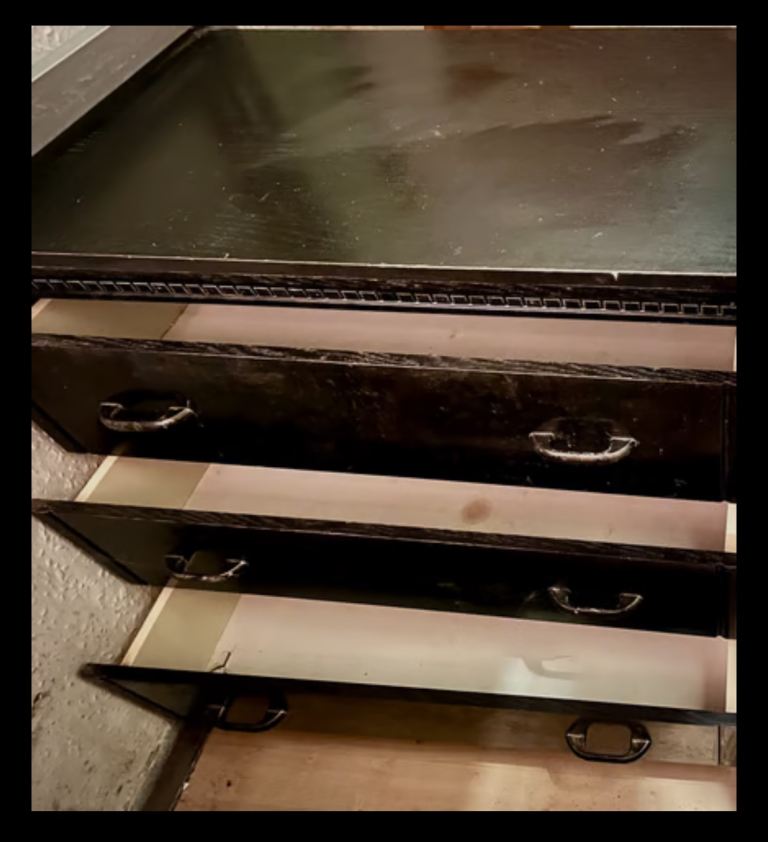 Black chest of drawers 