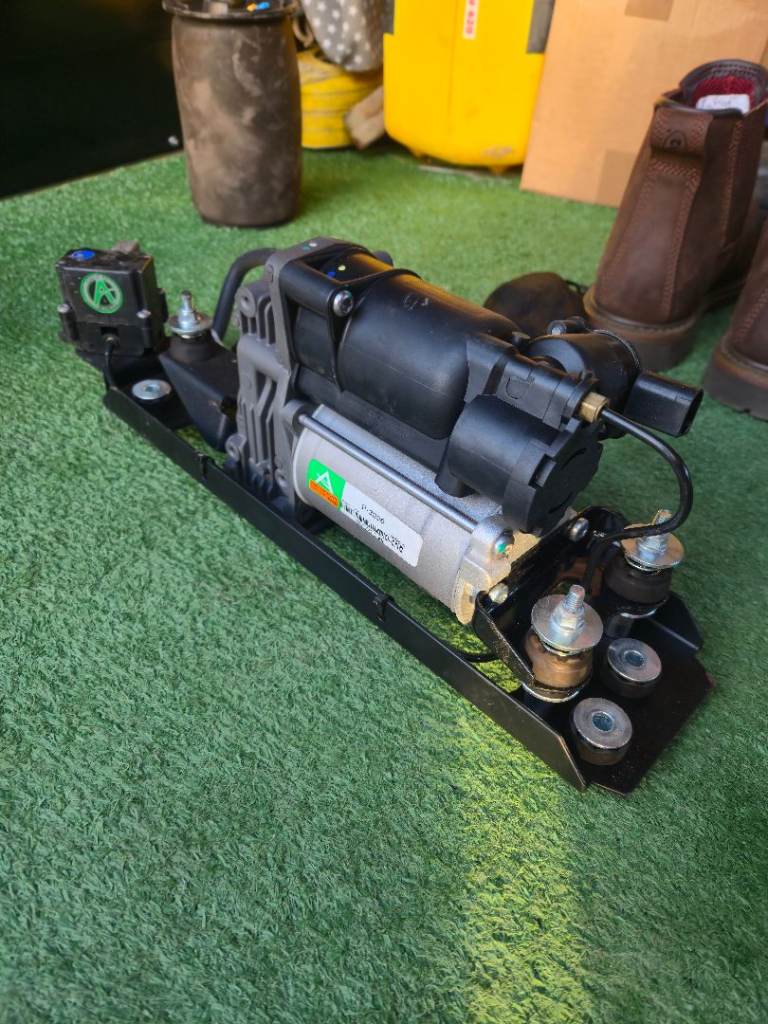 BRAND NEW GENUINE, BMW E61, REAR AIR SUSPENSION COMPRESSOR AND AIR BAGS 