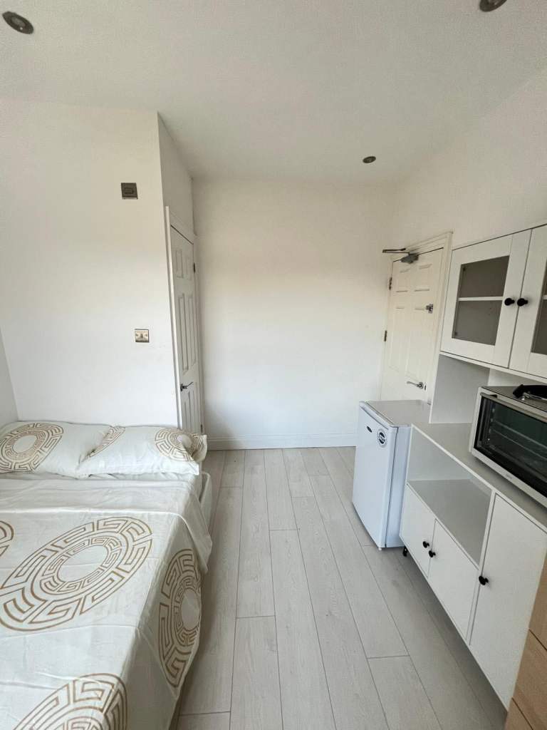 Self contained studio -4 with its own shower room and kitchenette CR7