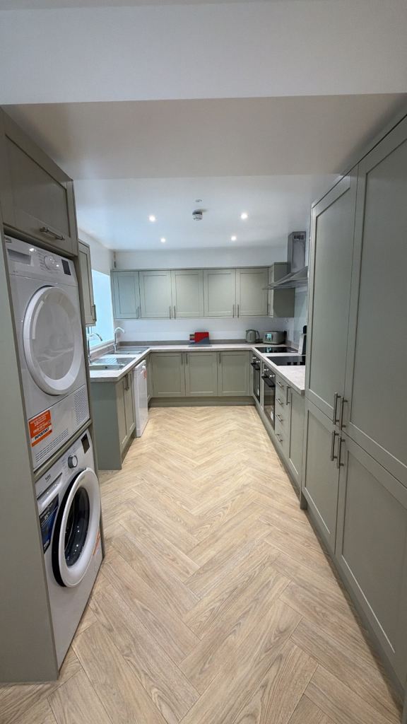 BRAND NEW 7 BED ENSUITE ROOMS FOR PROFESSIONALS 