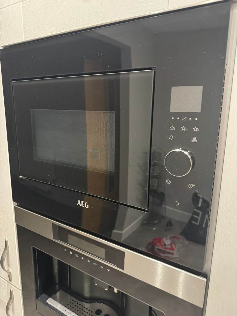 AEG 8000 Series MBE2658SE built in microwave, 900W, 26 litre, black. Sold as spares or repair.