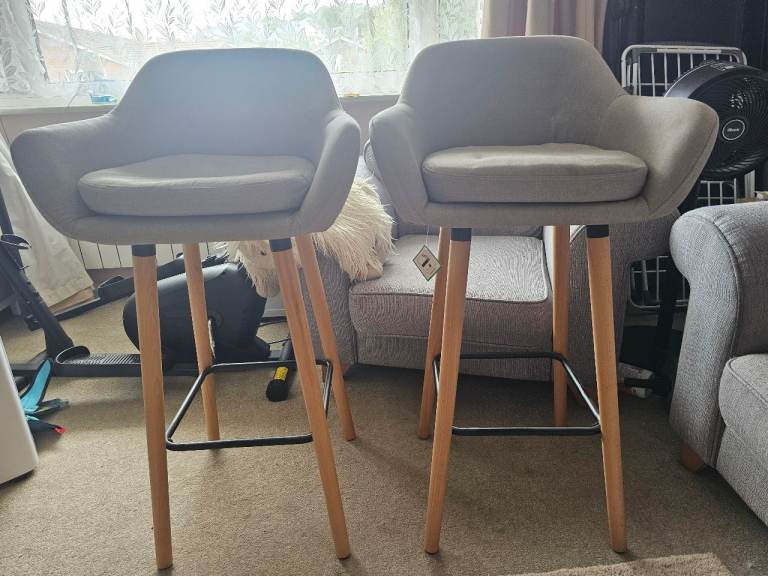 2 × Bar Stools