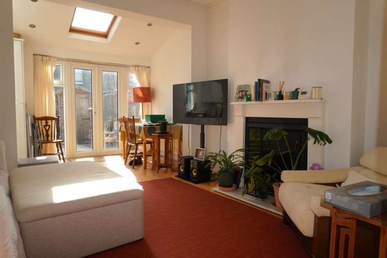 2 bedroom flat in Kingsley Avenue, London