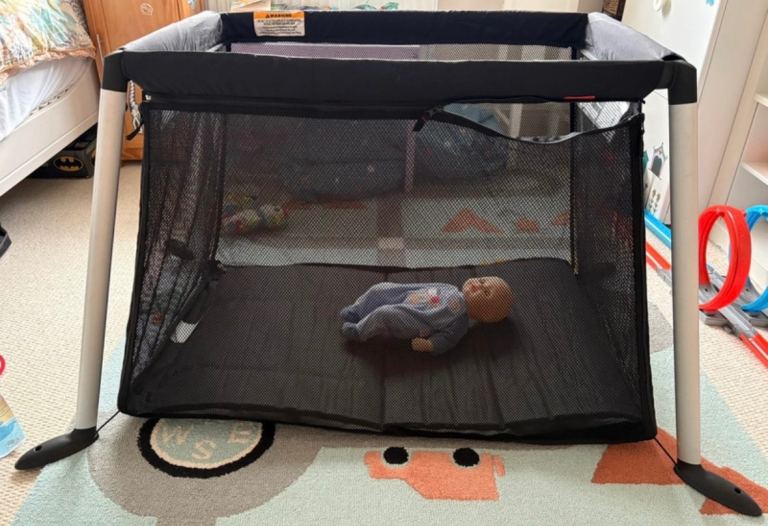 phil&teds Traveller v4 black portable baby travel cot