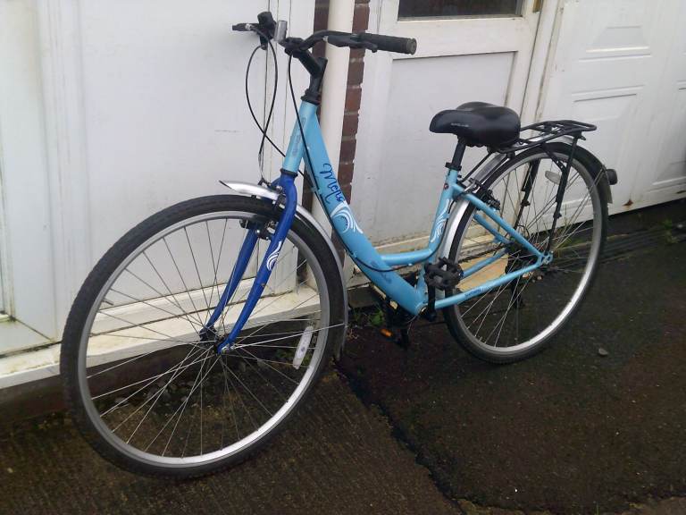 LADIES STEP THROW H/BIKE WITH 700 WHEELS MUD GUARDS & REAR RACK