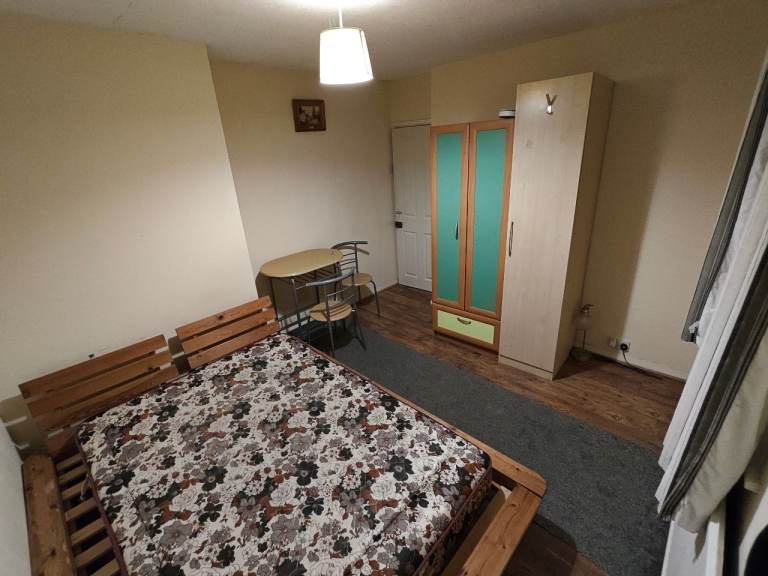 Large Double Room Harold Hill RM3 All bills included 