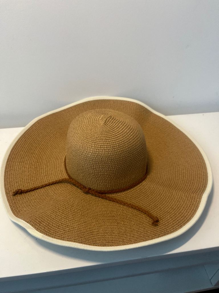 Dreshow Summer Hat with chin string New  