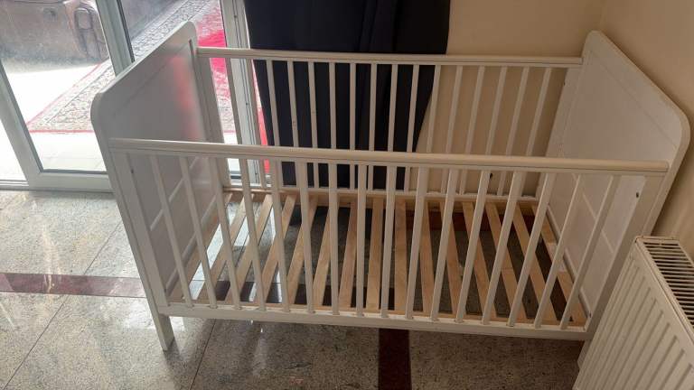 White Baby Cot – Good Condition, Adjustable Levels