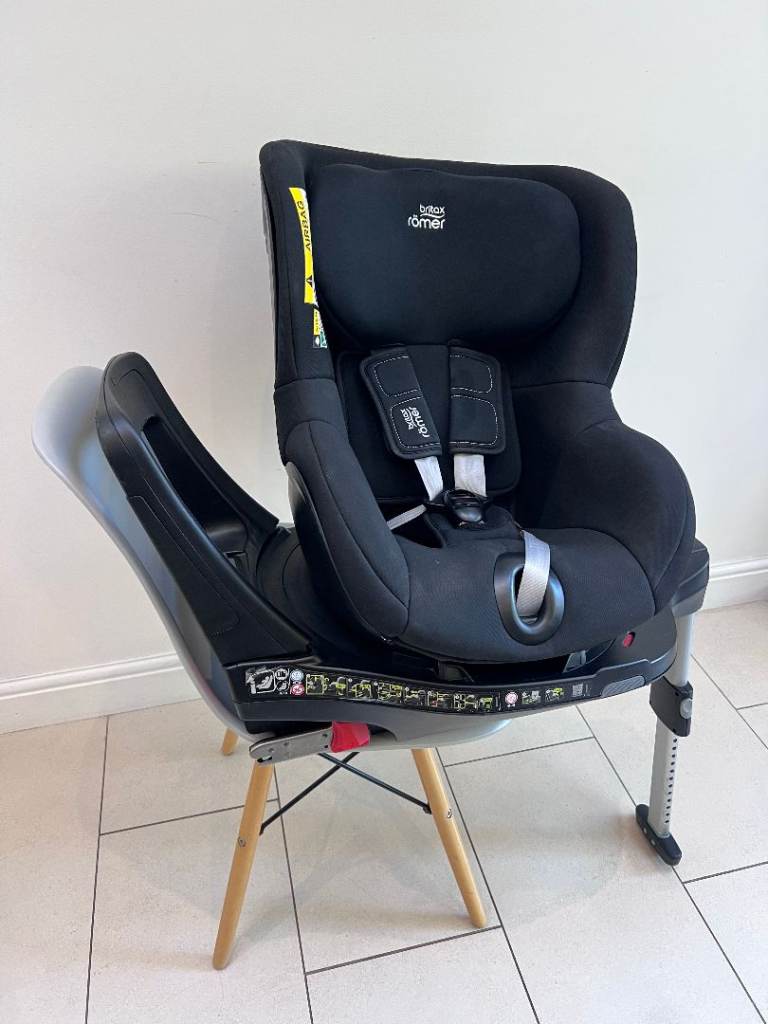 Great condition 360 swivel Britax Dualfix M i-Size kids Car Seat in Cosmos Black