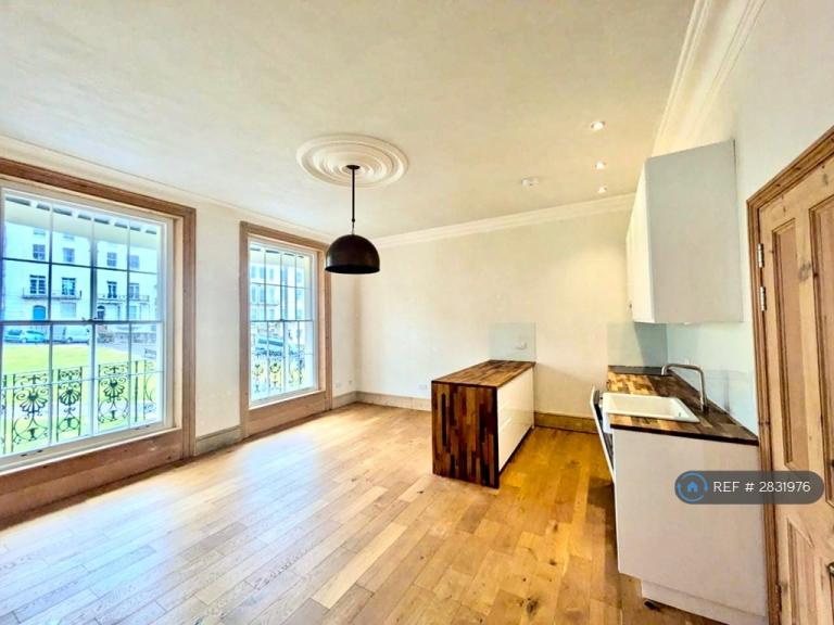 1 bedroom flat in Wellington Square, Hastings, TN34 (1 bed) (#2831976)