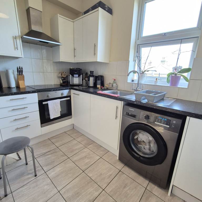 THE BEST 2/3 BEDROOM HOUSE FOR RENT IN WALTHAMSTOW!  located next station E17