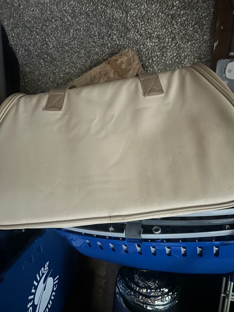 Fabric cat carrier 