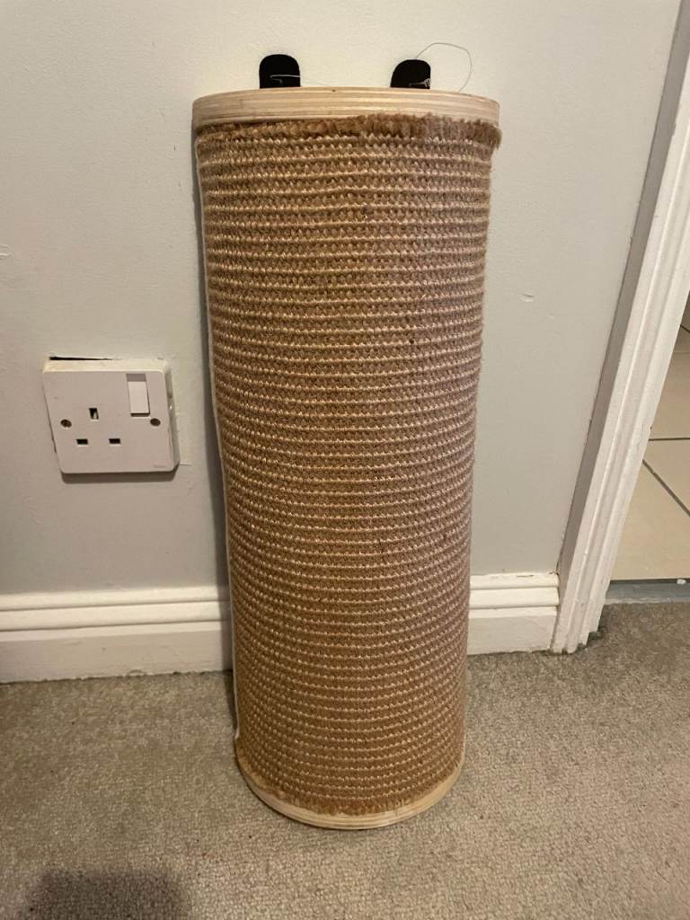 Horizontal cat scratching post