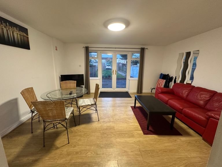 En-suite Room near by the train station 