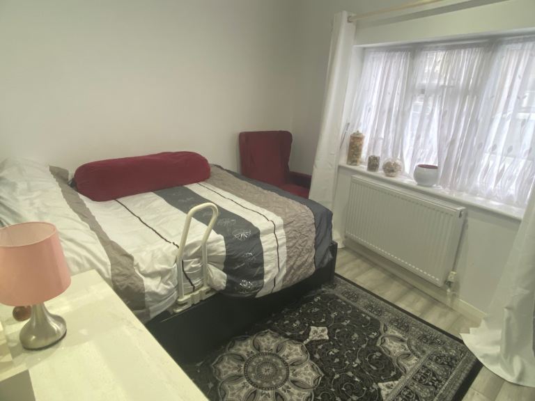 Double room to let in family home 