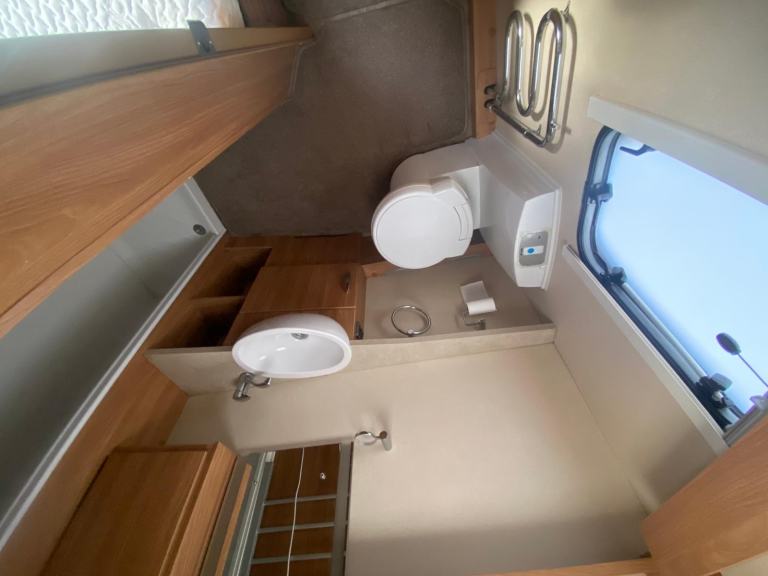 SWIFT CHALLENGER 625se - 2014 - FIXED BED - 5 BERTH - RARE LAYOUT PRISTINE 